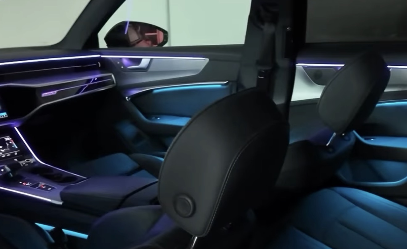 Audi A6 C8 mit Lichtlinien in der vorderen und hinteren Tür