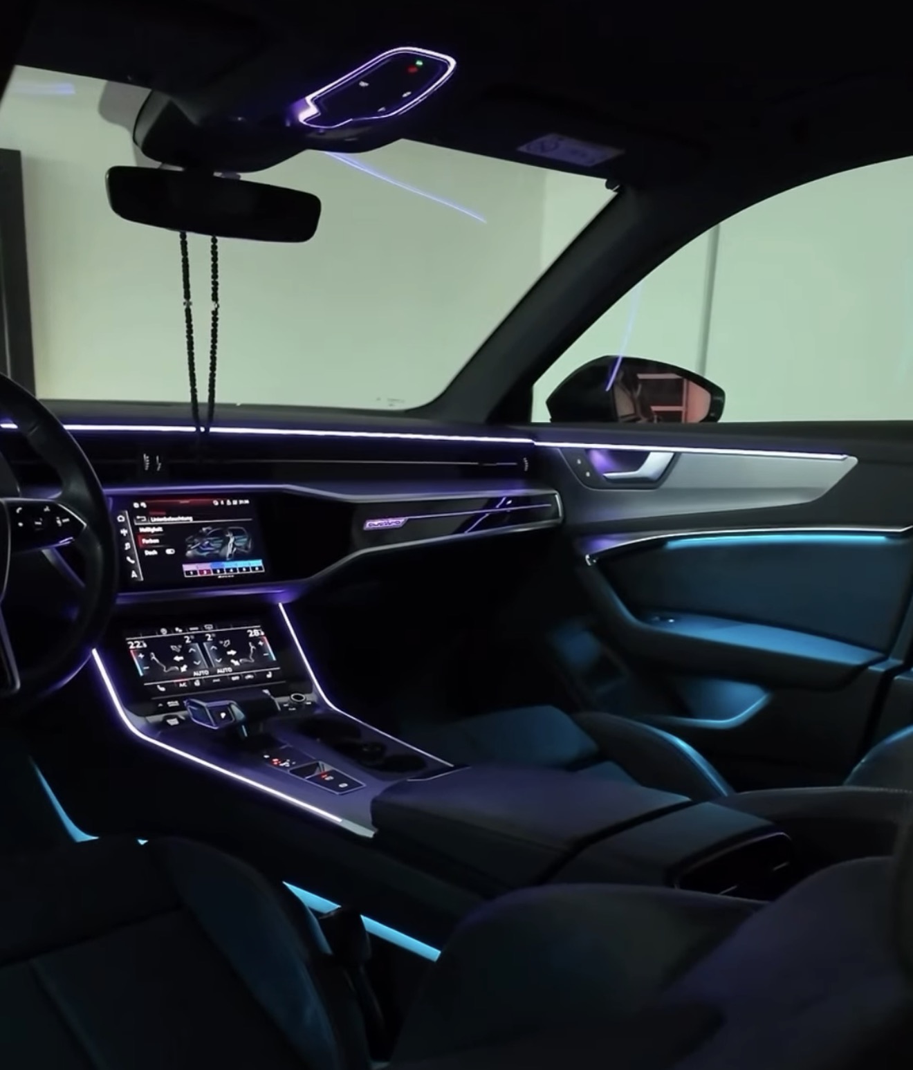 Audi Innenraum mit violetten und türkisfarbenen Lichtlinien
